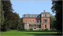 Langwedel. Blick von S�den auf Schloss Etelsen. Das Schloss wurde in den Jahren 1885-1887 f�r den Grafen Christian zu Reventlow gebaut. Heute geh�rt es dem Landkreis Verden. Die P�chter nutzen das Schloss als Seminarhotel. 04.09.2017
