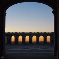 Blick durch den Besuchereingang auf den Ehrenhof des Königlichen Palastes. (Madrid, Dezember 2010)
