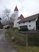 Ottending, Pfarrkirche St. Wolfgang, Saalbau mit Eingangsvorhalle und S�dturm mit Pyramidendach im Chorwinkel, im Kern 2. H�lfte 13. Jahrhundert (26.12.2016)