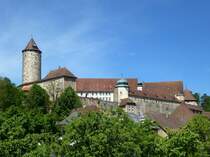 Porrentruy (Pruntrut), Blick aus der Stadt zum hochgelegenen Schlo, erste Bauten stammen aus dem 13.Jahrhundert, war von 1527-1792 Residenz der Basler Frstbischfe, Mai 2017