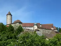 Porrentruy (Pruntrut), Blick aus der Stadt zum hochgelegenen Schlo�, erste Bauten stammen aus dem 13.Jahrhundert, war von 1527-1792 Residenz der Basler F�rstbisch�fe, Mai 2017