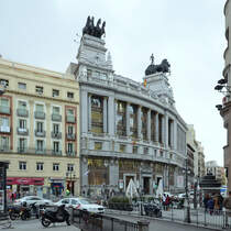 Das Gebude der Banco Bilbao Vizcaya mit den zwei Quadriga-Statuen in Madrid. (Februar 2011)