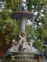 Der Gal�pagosbrunnen steht auf dem Nicaragua-Platz im n�rdlichen Teil des Retiro-Parkes. (September 2011)
