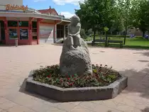 Bolln�s, Skulptur vor der Stadtbibliothek in der Odengatan Stra�e (21.06.2017)