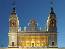 Oberer Teil des Hauptportales der rmisch-katholischen Almudena-Kathedrale in nchtlichen Madrid. (September 2011)