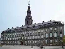Das Schloss Christiansborg im Zentrum von Kopenhagen beherbergt die Spitzen der drei Staatsgewalten des K�nigreichs D�nemark. (Mai 2012)