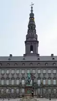 Die Statue von Frederik VII - Begr�nder der D�nische Verfassung - vor dem Schloss Christiansborg im Zentrum von Kopenhagen (Mai 2012)