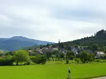 Heuweiler, Blick von Westen auf den ca.1100 Einwohner z�hlenden Ort am Eingang zum Glottertal, Juli 2017