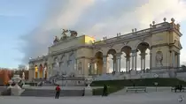 Die im Jahr 1775 als  Ruhmestempel  erbaute Gloriette im Schlossgarten von Schloss Sch�nbrunn in Wien. (November 2010)