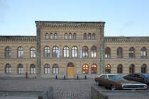 Im ehemalige Groe Zollamt befindet sich das Immigranten Institut. (August 2010)