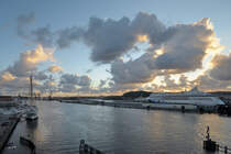 Der Hafen in Gteborg, links das Hotel- und Segelschiff Viking und rechts das Kreuzfahrtschiff AIDA cara. (August 2010)