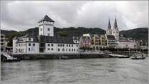 Boppard. Die Rheinallee mit der Kurfrstlichen Burg links und den beiden Trmen der St.-Severus-Kirche rechts im Bild. Die Burg wird heute vom Stdtischen Museum genutzt. Seit 2002 Teil des UNESCO-Welterbes Oberes Mittelrheintal. 15.09.2017