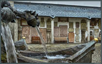 Brunnen und alte Grabplatten auf dem Domhof des Doms St. Stephan in Passau. (10.09.2017)