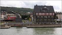 Bingen am Rhein. Neben dem alten Zollamt ist der alte Binger Rheinkran zu sehen. Der hlzerne Turmtretkran stammt aus der Zeit um 1787. Die Stadt Bingen gehrt zum UNESCO-Weltkulturerbe Oberes Mittelrheintal. 15.09.2017