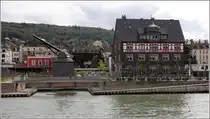 Bingen am Rhein. Neben dem alten Zollamt ist der alte Binger Rheinkran zu sehen. Der h�lzerne Turmtretkran stammt aus der Zeit um 1787. Die Stadt Bingen geh�rt zum UNESCO-Weltkulturerbe Oberes Mittelrheintal. 15.09.2017