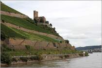 Rdesheim. Burg Ehrenfels wurde vermutlich um 1211 erbaut. Die Burgruine liegt gegenber von Bingen (rechts im Bild). Seit 2002 ist die Burg Ehrenfels Teil des UNESCO-Welterbes Oberes Mittelrheintal. 15.09.2017