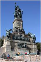 Rdesheim am Rhein. Das monumentale Niederwalddenkmal oberhalb der Stadt wurde 1883 nach sechsjhriger Bauzeit eingeweiht Die Stadt ist seit 2002 Teil des UNESCO-Weltkulturerbes Oberes Mittelrheintal. 15.09.2017