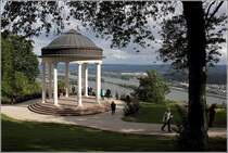 Rdesheim am Rhein. Vom 1788 errichteten Niederwaldtempel kann man einen wunderbaren Blick auf das Rheintal genieen. Nicht weit entfernt steht das Niederwalddenkmal. Die Stadt ist seit 2002 Teil des UNESCO-Weltkulturerbes Oberes Mittelrheintal. 15.09.2017
