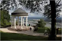 R�desheim am Rhein. Vom 1788 errichteten Niederwaldtempel kann man einen wunderbaren Blick auf das Rheintal genie�en. Nicht weit entfernt steht das Niederwalddenkmal. Die Stadt ist seit 2002 Teil des UNESCO-Weltkulturerbes Oberes Mittelrheintal. 15.09.2017