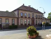 Oberhergheim, das Schulgeb�ude gegen�ber der Dorfkirche, Aug.2017