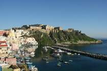 �berragt wird Marina Corricella von Terra Murata, der befestigten Altstadt von Pr�cida.