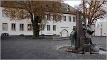 Neuwied. Das Gebude des Schlosstheaters wurde 1799 errichtet und 1840 umgebaut. Das Theater bietet 300 Besuchern Platz. Davor steht ein Denkmal fr den Forschungsreisenden Maximilian zu Wied-Neuwied, den Maler Karl Bodmer und den Indianerhuptling Mat-Tpe. 16.09.2017