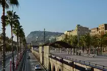 Die Stra�e  Passeig de Colom  und die Promenade am alten Hafen in Barcelona. (Dezember 2011)