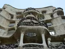 Die zumeist in organischen Formen errichtete Casa Mil� im Zentrum von Barcelona. (Dezember 2011)