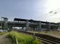 Freiburg, die Stadtbahnbr�cke f�hrt �ber die Gleisanlagen am Hauptbahnhof und verbindet die Stra�enbahnhaltestellen oben mit den Bahnsteigen durch Aufz�ge und Rolltreppen, Mai 2017