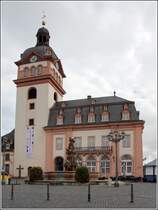 Weilburg. Am Marktplatz befindet sich die Schlosskirche, deren Turm hier zu sehen ist. In den Kirchenbau war auch das Alte Rathaus integriert. Davor steht der Neptun-Brunnen. 18.09.2017