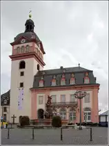 Weilburg. Am Marktplatz befindet sich die Schlosskirche, deren Turm hier zu sehen ist. In den Kirchenbau war auch das Alte Rathaus integriert. Davor steht der Neptun-Brunnen. 18.09.2017