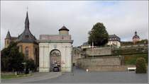 Weilburg. Knig-Konrad-Platz mit dem 1768 fertiggestellten Landtor. Rechts berragt der Turm der Schlosskirche die Terassen des Schlossgarten. Das Schloss und seine Grten nehmen fast die Hlfte der Altstadt Weilburgs ein. 18.09.2017