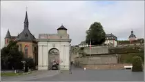 Weilburg. K�nig-Konrad-Platz mit dem 1768 fertiggestellten Landtor. Rechts �berragt der Turm der Schlosskirche die Terassen des Schlossgarten. Das Schloss und seine G�rten nehmen fast die H�lfte der Altstadt Weilburgs ein. 18.09.2017