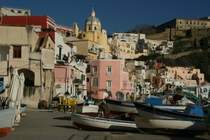 Viele Fischer nutzen den sonnigen und warmen Januartag und bessern ihre Boote aus. Marina Corricella; 26.01.2008