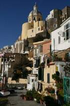 Die bunten H�user von Marina Corricella werden von der Kirche Santa Maria della Piet� Kirche �berragt.
