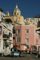 Die bunten Huser von Marina Corricella werden von der Kirche Santa Maria della Piet Kirche berragt.