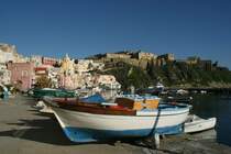 Die Isola di Pr�cida ist nicht so ein bekannter Touristenmagnet wie Capri oder Ischia. Daf�r bietet Pr�cida seine eigenen Reize. Die schmalen Gassen der Altstadt und die Fischerh�fen Marina Corricella und Marina di Ciaolella mit den bunten H�usern pr�gen das Erscheinungsbild der Insel. Weit sichtbar wird Pr�cida von Terra Murat, der befestigten Altstadt, �berragt. Die hohen Mauern, die zum Schutz vor sarazenischen Piraten im Mittelalter angelgt wurden, sind schon bei der Anreise �ber den Golf von Napoli von weitem erkennbar.