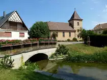 Algolsheim, Blick �ber den Thierlachgraben zur Kirche St.Peter und Paul, erbaut 1760-65, Juni 2017