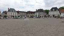 Richelieu, Place des Halles et de l'Eglise, erbaut im 17. Jahrhundert durch Architekt Jacques Lemercier fr Kardinal Richelieu (08.07.2017)