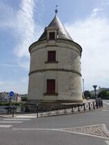 Chatellerault, schiefergedeckter konischer Turm an der Pont Henri IV. (08.07.2017)