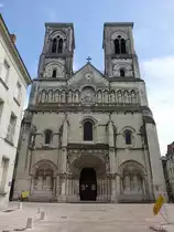 Chatellerault, Kirche Saint-Jacques, erbaut im 12. Jahrhundert, T�rme und Fassade Neo-Romanik des 19. Jahrhundert (08.07.2017)