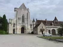 Abteikirche Notre-Dame in Fontgombault, erbaut im 11. Jahrhundert. Der Grundriss ist eine Basilika in Kreuzform mit Querschiff und gro�em, f�nf Kapellen enthaltenden Chorbau (08.07.2017)