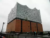 Hamburg, die  Elbphilharmonie  seit Januar 2017 ein neues Wahrzeichen der altehrw�rdigen Hansestadt. Das 789 Millionen � teure Konzerthaus machte auch bei miserabelen Wetter am 07.10.2017 eine doch recht passable Figur.
