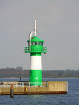 Lbeck-Travemnde in der Lbecker Bucht: kleiner Leuchtturm auf der Nordermole. Die Leuchtbake zeigt die Einfahrt in die Trave. (13.10.2017)
