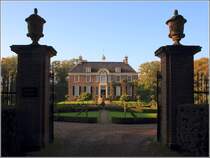 Dalfsen. Das Haupthaus des Landgutes Den Berg ist noch von einem Wassergraben umgeben. 15.10.2017