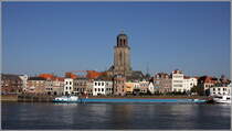 Deventer. Blick vom gegenberliegenden Ufer der IJssel. Der Turm der Lebuinuskirche berragt die Altstadt. 15.10.2017