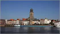 Deventer. Blick vom gegen�berliegenden Ufer der IJssel. Der Turm der Lebuinuskirche �berragt die Altstadt. 15.10.2017