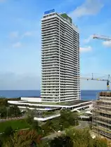 L�beck-Travem�nde: Das Maritim Hotel in unmittelbarer Strandn�he. Das Geb�ube wurde 1974 erbaut und ist 119 Meter hoch. Auf 36 Etagen gibt es neben einem Viersternehotel 320 Appartements, Gewerber�ume, Restaurants, Kegelbahnen sowie Fitness- und Wellnessbereiche. Im Dachgescho� befindet sich mit 117 m das h�chste Leuchtfeuer Europas. Rechts im Bild ist ein Teil eines Hotelneubaues zu sehen. Die Aufnahme enstand am 13.10.2017 vom Alten Travem�nder Leuchtturm.