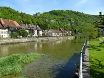 St.Ursanne, Blick flu�aufw�rts mit der H�userzeile am rechten Ufer der Doubs, Mai 2017