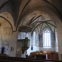 HAIGER/DILLKREIS-EV. STADTKIRCHE
Die mehr als 900 Jahre alte ev. Stadtkirche,auf einer Anh�he am Marktplatz im Zentrum gelegen,ist ein
Wahrzeichen der Stadt und war lange Zeit Hauptkirche f�r Westerwald und Dillkreis.
Der Innenraum birgt neben einer Barockorgel des Hadamarer Orgelbauers FLORENZ WANG einen der
bedeutendsten Kultursch�tze der Region: Der Altarraum bot zwischen 1485-90 fl�mischen Malern
gen�gend Platz,um ihn mit 3 Fresken-Zyklen zu schm�cken,die allerdings nach Einf�hrung des
reformatorischen Bekenntnisses �bert�ncht worden waren....am 22.10.2017